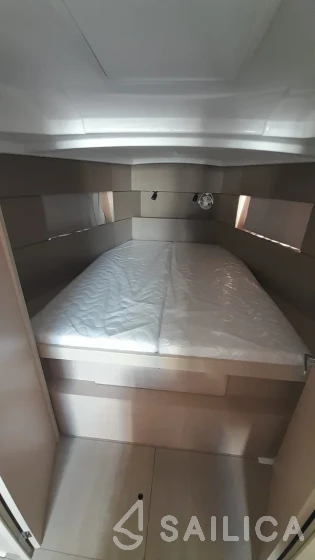 Oceanis 38.1 - Yacht Charter Sailica