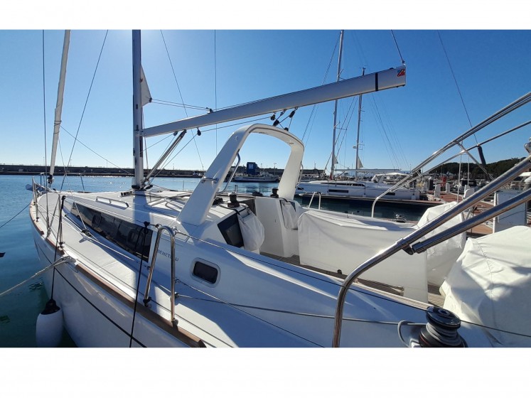 Oceanis 38.1 - Yacht Charter Sailica
