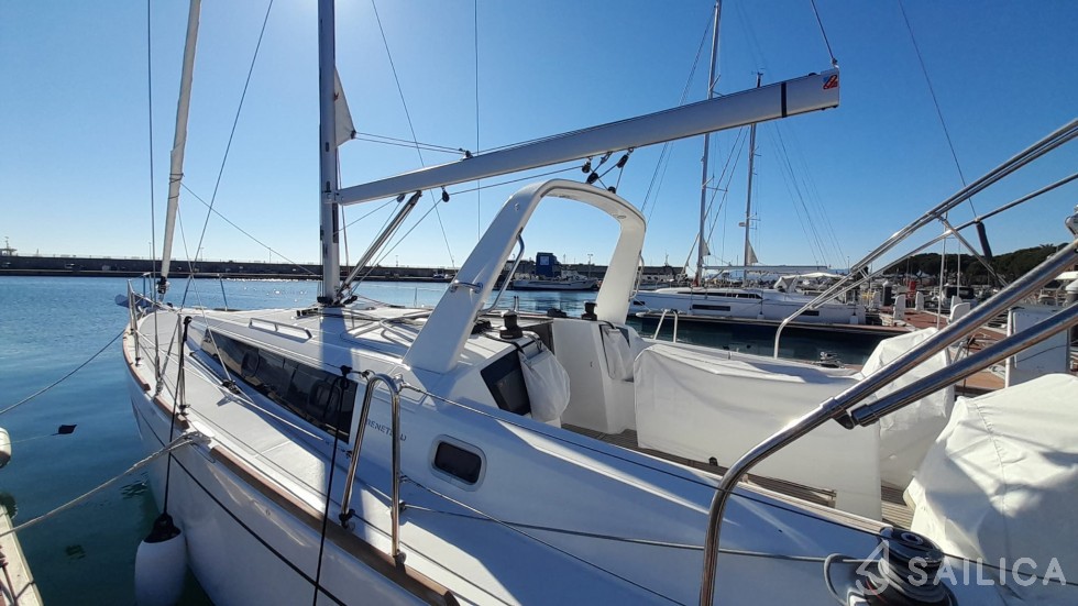 Oceanis 38.1 - Yacht Charter Sailica