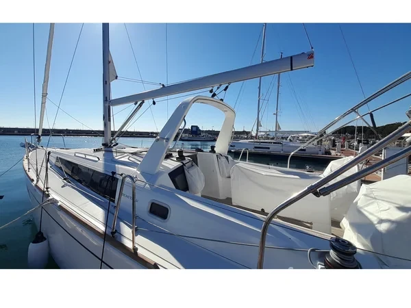Oceanis 38.1 - Yacht Charter Sailica