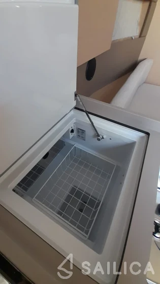 Oceanis 38.1 - Yacht Charter Sailica