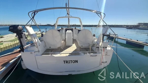 Oceanis 38.1 - Yacht Charter Sailica