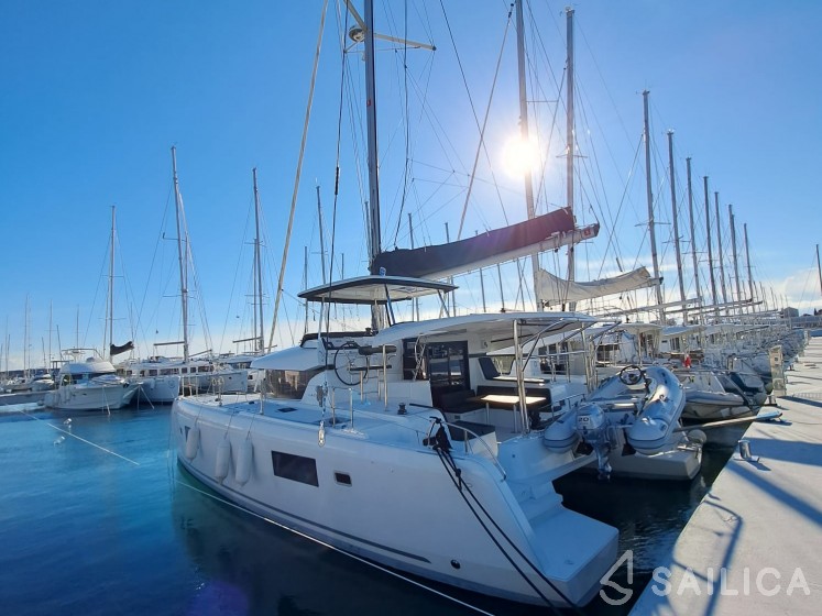 Lagoon 42 - Yacht Charter Sailica