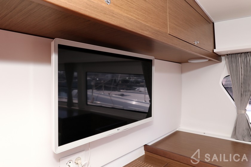 Lagoon 42 - Yacht Charter Sailica