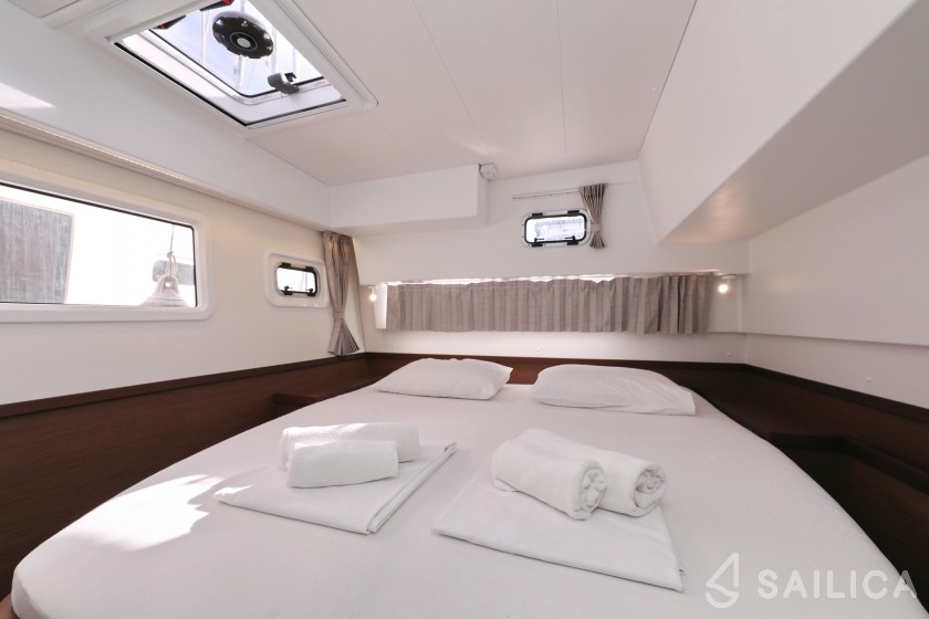 Lagoon 42 - Yacht Charter Sailica