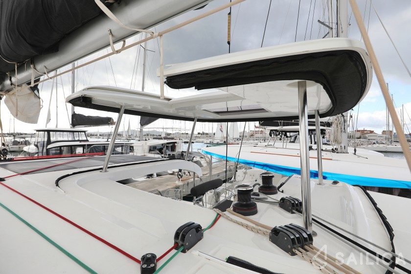 Lagoon 42 - Yacht Charter Sailica