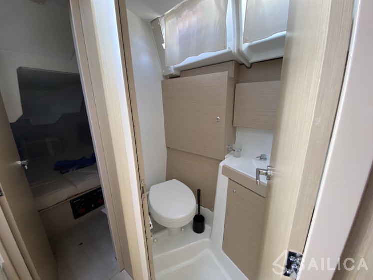 Oceanis 38.1 - Yacht Charter Sailica