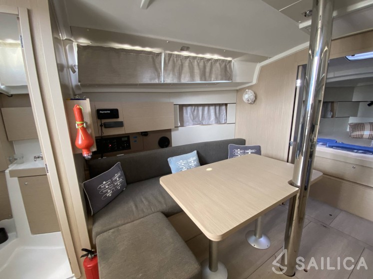 Oceanis 38.1 - Yacht Charter Sailica