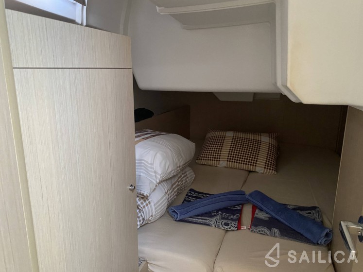 Oceanis 38.1 - Yacht Charter Sailica