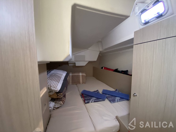 Oceanis 38.1 - Yacht Charter Sailica