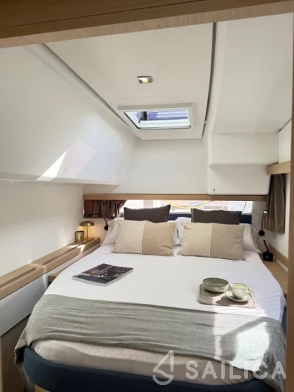 Isla 40 - Yacht Charter Sailica