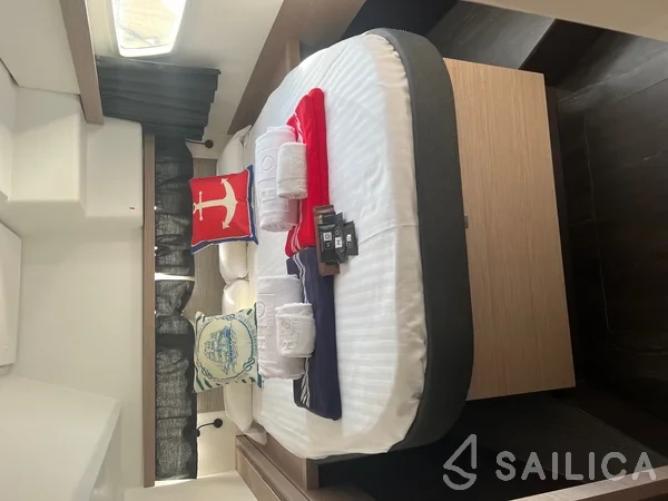 Isla 40 - Yacht Charter Sailica