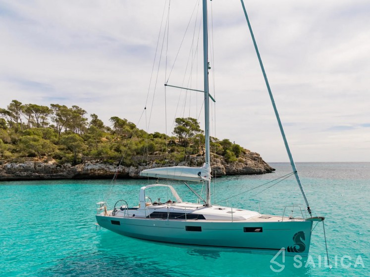 Oceanis 41.1 - Yacht Charter Sailica