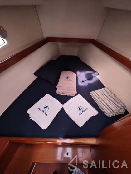 Oceanis 43 - Yacht Charter Sailica