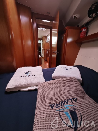 Oceanis 43 - Yacht Charter Sailica