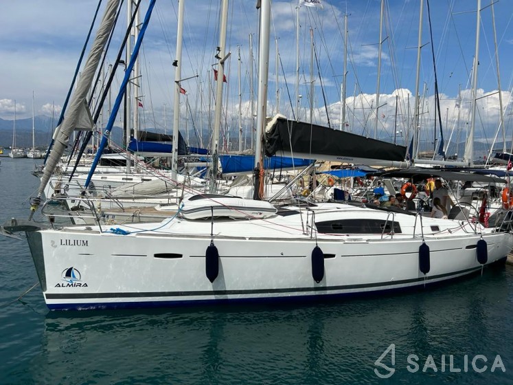 Oceanis 43 - Yacht Charter Sailica