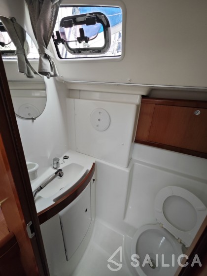 Oceanis 43 - Yacht Charter Sailica