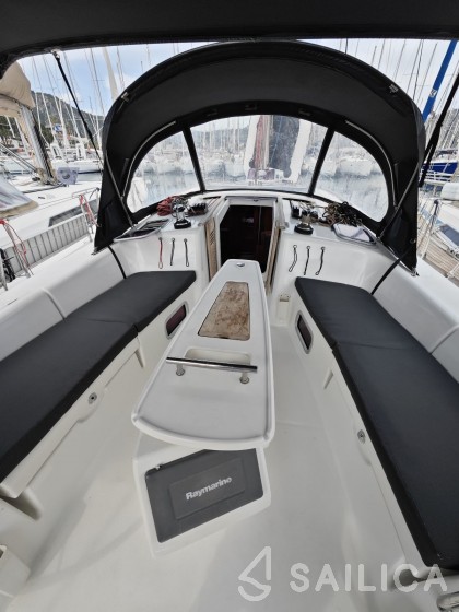 Oceanis 43 - Yacht Charter Sailica