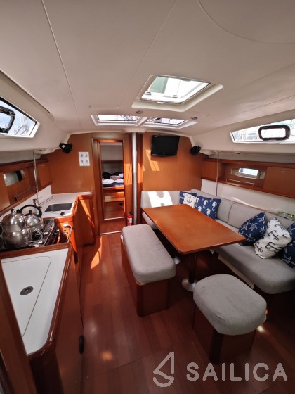 Oceanis 43 - Yacht Charter Sailica