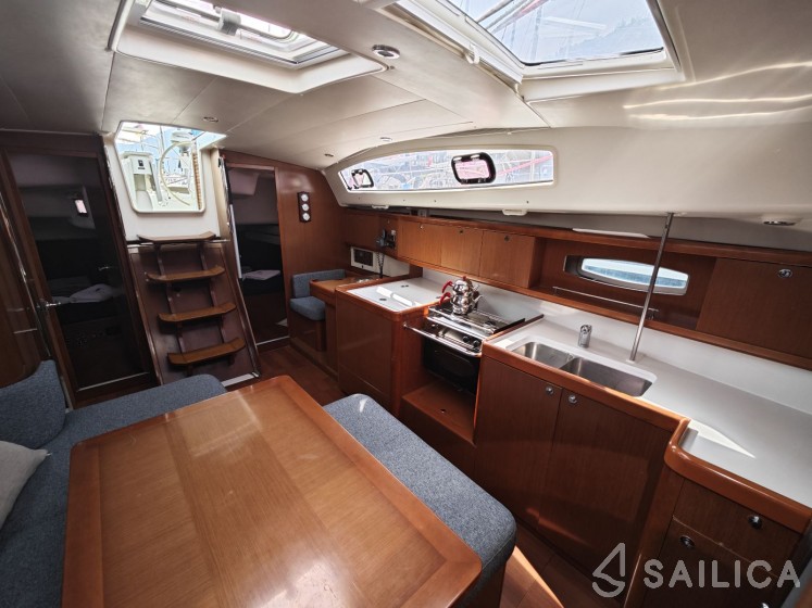Oceanis 40 - Yacht Charter Sailica