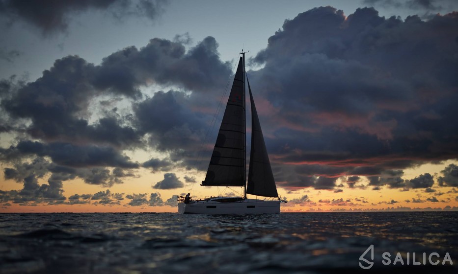 Maxus 35 - Yacht Charter Sailica