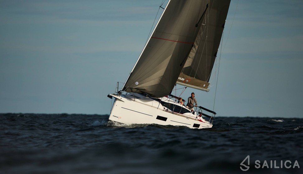 Maxus 35 - Yacht Charter Sailica
