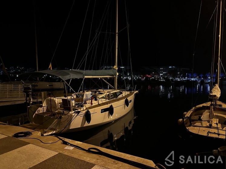 Maxus 35 - Yacht Charter Sailica