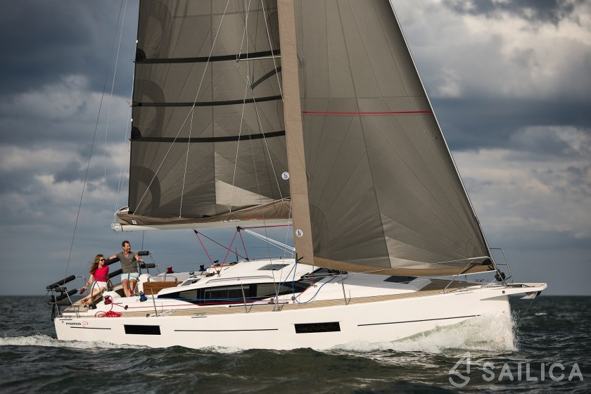 Maxus 35 - Yacht Charter Sailica