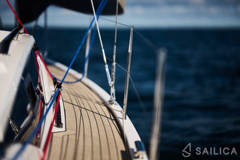 Maxus 35 - Yacht Charter Sailica