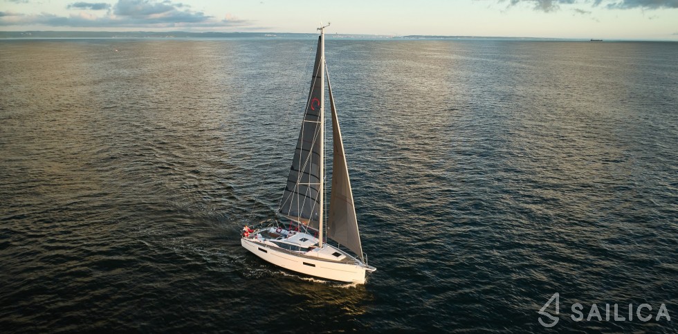 Maxus 35 - Yacht Charter Sailica