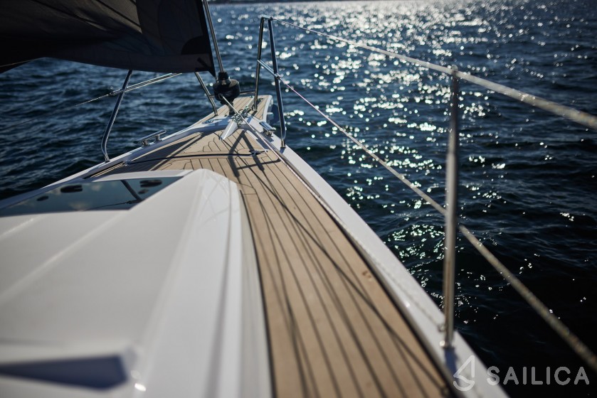Maxus 35 - Yacht Charter Sailica