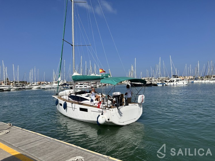 Maxus 35 - Yacht Charter Sailica