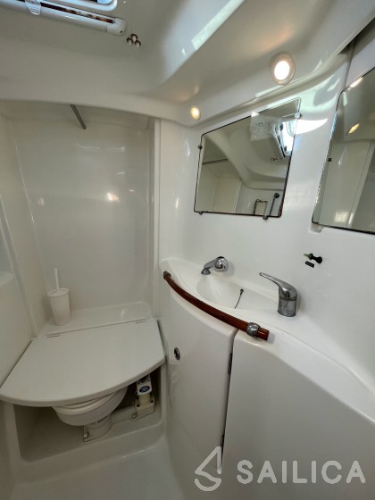 Oceanis 393 Clipper - Yacht Charter Sailica