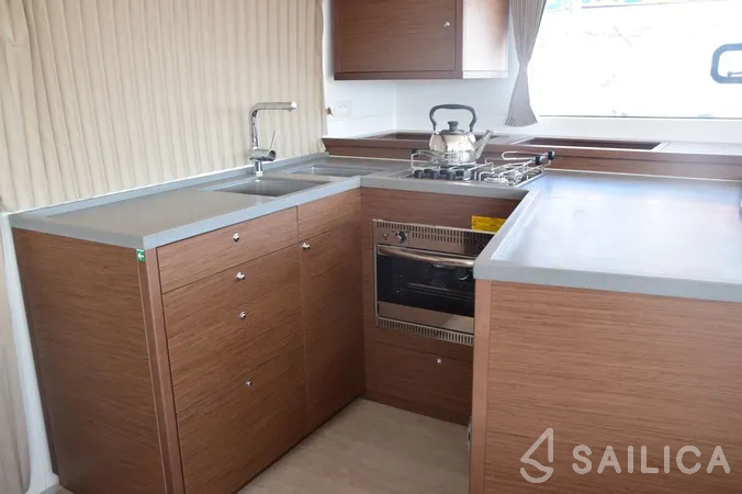 Lagoon 450  Flybridge - Yacht Charter Sailica