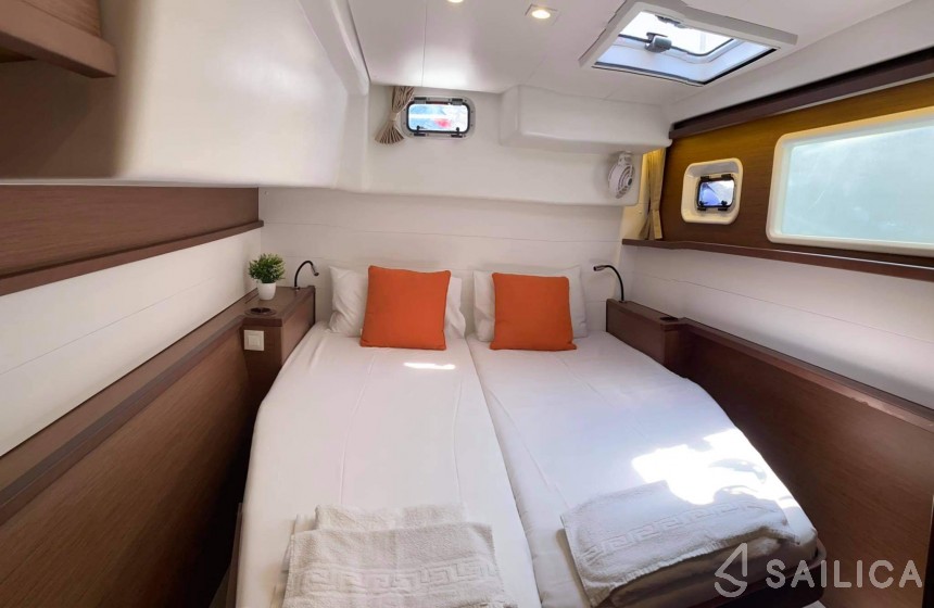 Lagoon 450  Flybridge - Yacht Charter Sailica