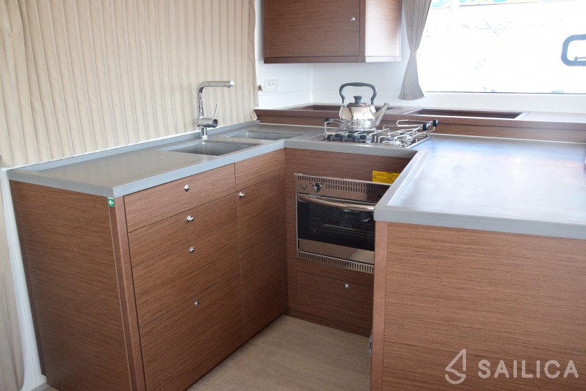 Lagoon 450  Flybridge - Yacht Charter Sailica