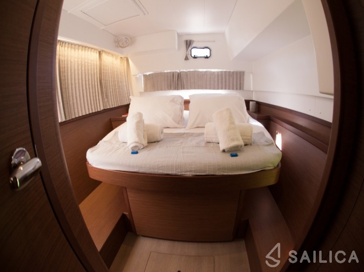 Lagoon 42 - Yacht Charter Sailica