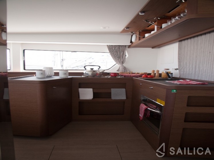 Lagoon 42 - Yacht Charter Sailica