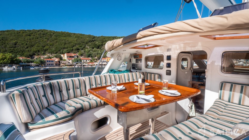 Sail boat - Yacht Charter Sailica