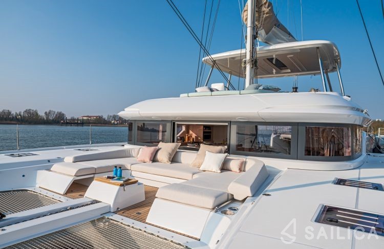 Lagoon 55 - Yacht Charter Sailica
