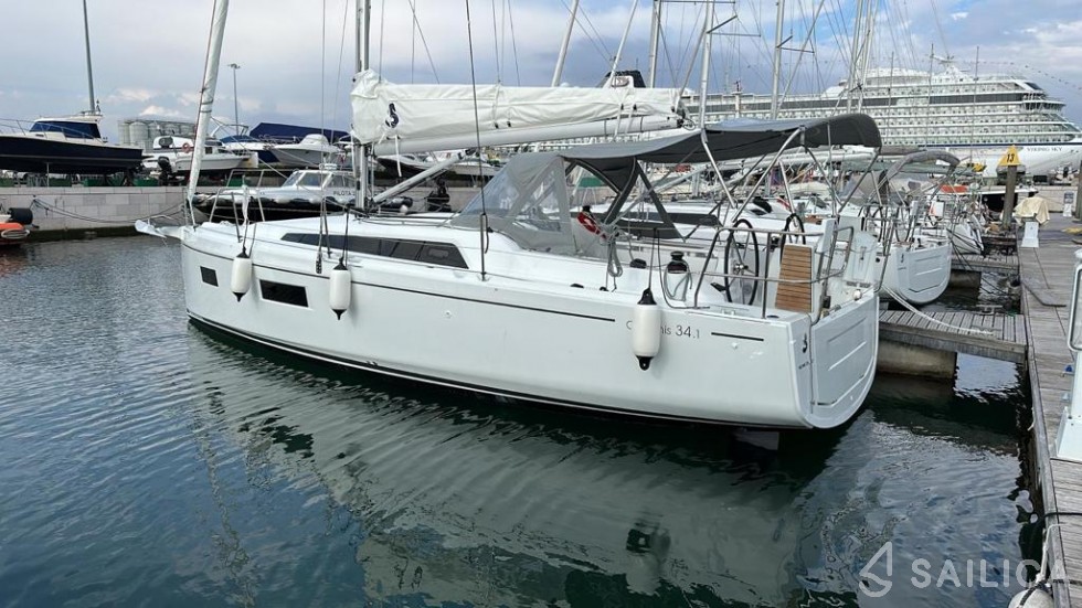 Oceanis 34.1 - Yacht Charter Sailica