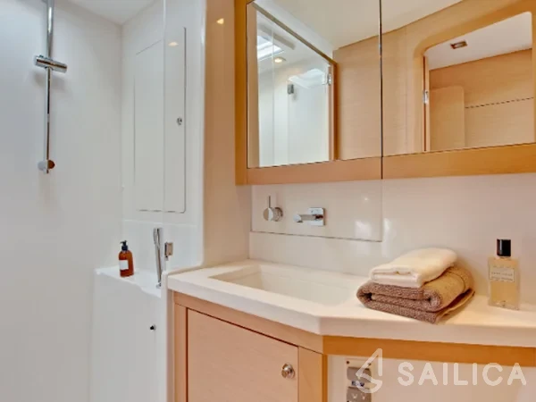 Lagoon 450  Flybridge - Yacht Charter Sailica