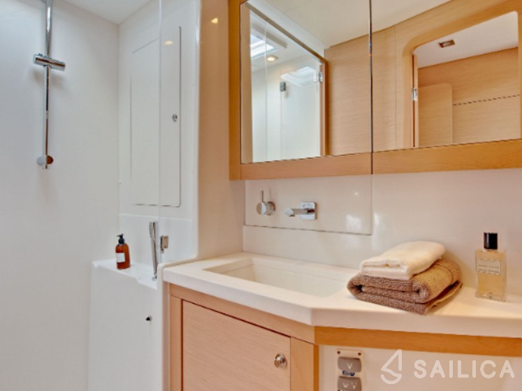 Lagoon 450  Flybridge - Yacht Charter Sailica