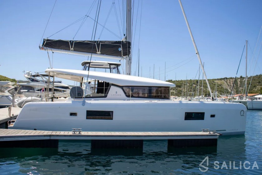 Lagoon 42 - Yacht Charter Sailica