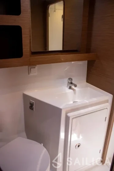 Lagoon 42 - Yacht Charter Sailica
