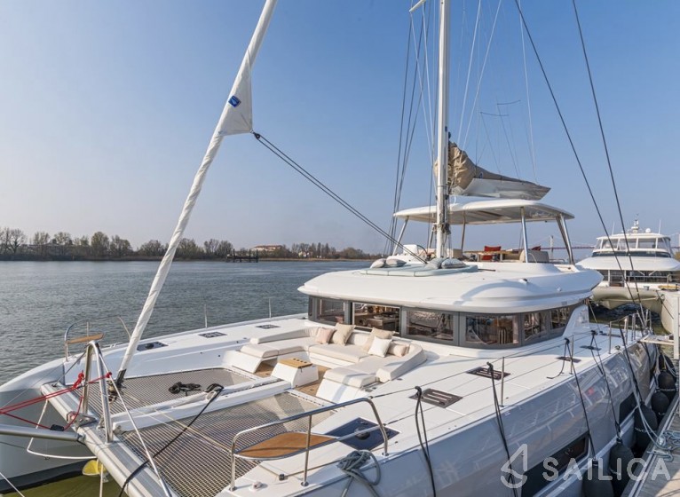 Lagoon 55 - Yacht Charter Sailica