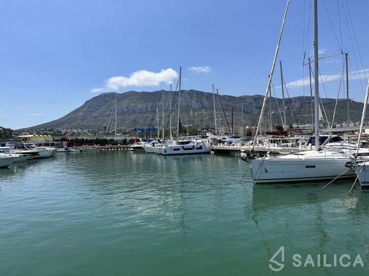 Aventura 37 - Yacht Charter Sailica
