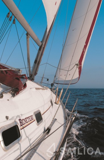 Oceanis 38.1 - Yacht Charter Sailica