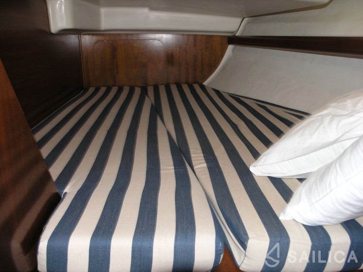 Oceanis 38.1 - Yacht Charter Sailica