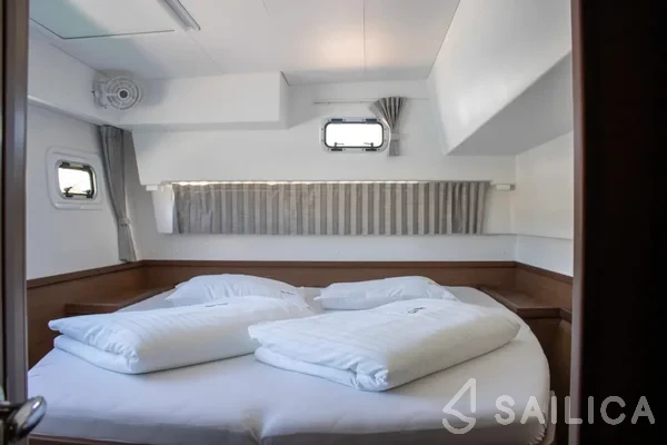 Lagoon 42 - Yacht Charter Sailica